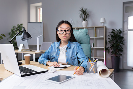 一名亚洲女建筑师在计算机服务台工作 并利用一个项目;妇女建筑师图片