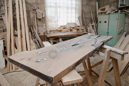 家具制造 涂漆制品烘干室中一木制 清漆部分的一块碎片木工技术粗糙度树脂搪瓷涂层木匠抛光桌子维修图片