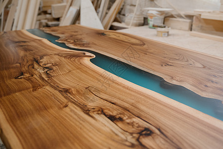 家具制造 涂漆制品烘干室中一木制 清漆部分的一块碎片木头分层棕色搪瓷树脂维修粗糙度材料木匠技术图片
