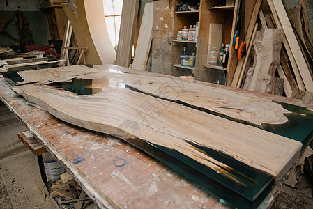 家具制造 涂漆制品烘干室中一木制 清漆部分的一块碎片木匠分层粗糙度作坊工作抛光搪瓷桌子木头木工图片