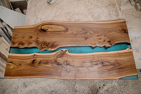 家具制造 涂漆制品烘干室中一木制 清漆部分的一块碎片桌子技术棕色搪瓷作坊分层涂层维修木头木匠图片
