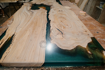 家具制造 涂漆制品烘干室中一木制 清漆部分的一块碎片抛光维修涂层搪瓷材料工作木匠棕色树脂分层图片