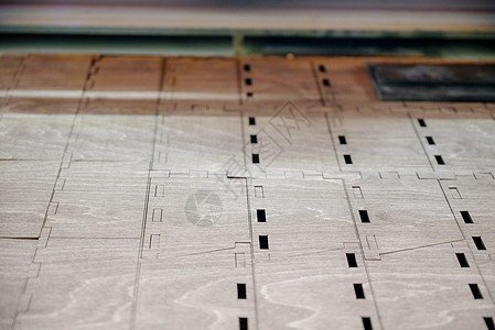 在胶合板板上切割光束的激光操作激光机电气工艺制造业机器技术雕刻木头雕刻机图片