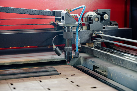 在胶合板板上切割光束的激光控制板木板雕刻制造业雕刻机木头激光机技术机器切割机图片