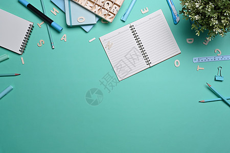 查看空白笔记本和各种蓝背景的文具 回学校的概念图片