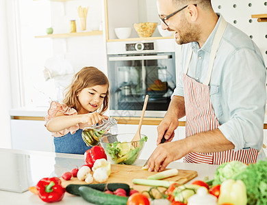 准备烹饪儿童把快乐的少女和父母亲结合在一起的烹饪食物乐趣女儿幸福午餐桌子童年成人家庭蔬菜女性图片