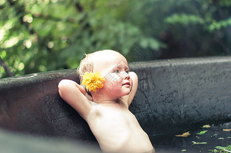 热浴缸里的温泉里有趣的婴儿娱乐护理游客女孩旅游闲暇休息游泳增值税皮肤图片