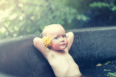 热浴缸里的温泉里有趣的婴儿游泳女孩身体享受增值税游客水池旅游娱乐护理图片