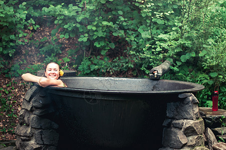妇女户外享受热浴缸里的温泉游泳女士身体水池闲暇假期增值税休息护理洗澡图片