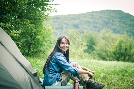 妇女在帐篷附近的山上 是可喜的旅行活动假期成人森林女性娱乐女士爬坡女孩图片