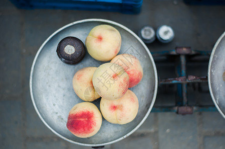 市场年薪比额的甜甜甜甜甜甜桃子营养柜台饮食食物橙子摊位栽培收成农场水果图片