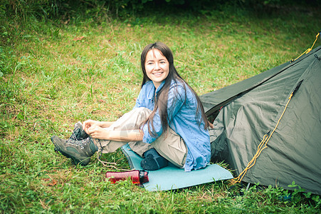 妇女在帐篷附近的山上 是可喜的岩石自由幸福成人爬坡娱乐森林假期女士背包图片