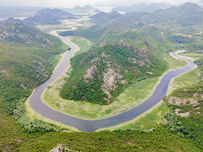 Skadar湖海岸附近的河峡谷 黑山最著名的景象之一 河流在山区与向后流动之间转变全景峡谷半岛仙境森林蓝色天线旅游公园天空图片