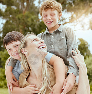 一个快乐的白人单亲父母喜欢在后院和她的儿子们玩耍 微笑的三口之家在外面的花园里玩得开心图片
