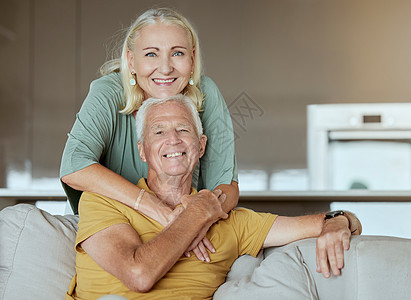 快乐的老年夫妇和幸福的情侣在一起 享受一起退休生活 在家中沙发上充满爱心的老年天主教男女图片