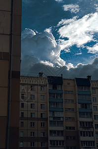 太阳照亮的大积云的形成以云彩为背景和多层建筑上的蓝天天空气氛乌云蓝色天堂气象气候窗户空气天气图片