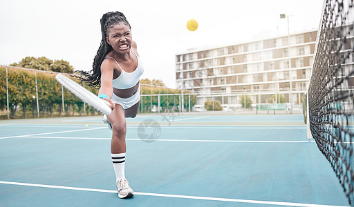 强壮的网球运动员在比赛中击球 在一场网球比赛中做面部表情的年轻女孩 愤怒的网球运动员在有趣的网球练习中竞争 打网球的健康女人图片