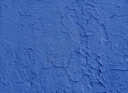 墙上的碎块覆盖着旧的损坏的蓝色石膏图片