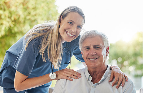 一个快乐的微笑的男人和女人在家里做检查时表现出病人和医生之间的关系 一位医生在康复期间对她的病人表示支持医院成年人房子老年女性职图片