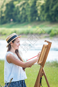 户外美丽的女孩艺术家调色板爱好画笔艺术艺术品水彩女士头发天赋微笑图片