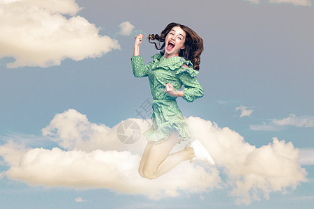 穿着裙子的年轻快乐女人在天空中飞翔 尖叫和庆祝图片