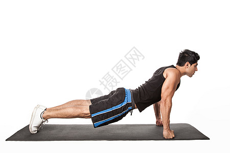 运动者站在木板位置上 锻炼工作 在直臂上练习法拉卡萨纳图片