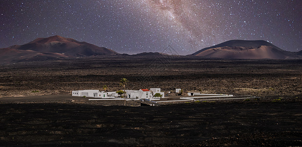 蒂曼法亚国家公园火山坑的夜间全景景观令人惊叹 在西班牙加那利岛兰萨罗特岛La Gueria Lanzarote岛和上空夜空中有银图片