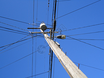 高压电功线在木木用电杆上交叉 有路灯背景图片