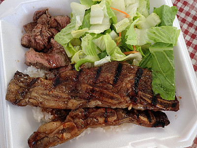 牛排 Kalbi Side沙拉和在泡沫塑料盘中的白米沙拉蔬菜肋骨青菜盘子白色香料营养菜肴食物图片