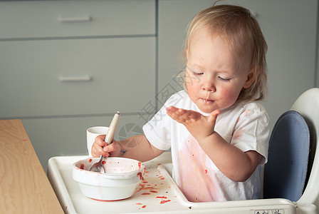 可爱的婴儿小孩学吃汤孩子厨房午餐学习家庭破坏营养女孩食物勺子图片