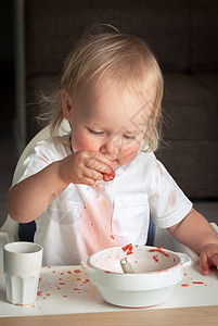 可爱的婴儿小孩学吃汤童年孩子桌子微笑食物探索家庭椅子勺子学习图片