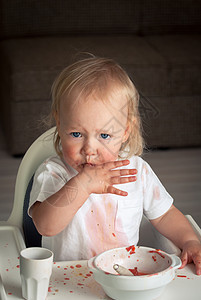 可爱的婴儿小孩学吃汤破坏家庭微笑孩子食物营养桌子女孩椅子童年图片