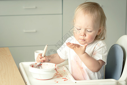 可爱的婴儿小孩学吃汤破坏营养学习孩子早餐勺子家庭午餐桌子女孩图片