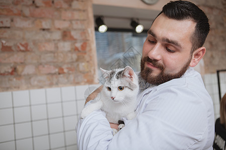 男兽医和猫在诊所疫苗治疗猫咪医生药品疾病考试职业专家工作图片