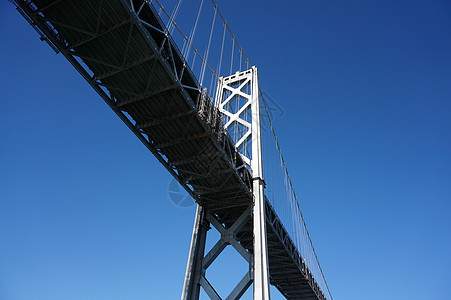 旧金山湾大桥从地下近处靠近电缆城市景观银行旅行建筑汽车水路工程运输图片