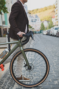 在城市骑自行车的成年男子工作享受潮人商务乐趣街道运动环境男性工人图片