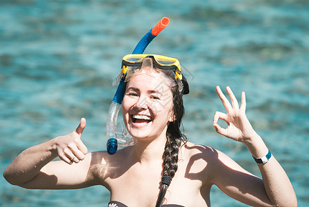 年轻女子喜欢在红海潜水呼吸管游泳衣乐趣旅行假期海滩热带活动岛屿成年人图片