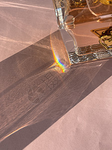 太阳光通过玻璃反射创造力香水瓶子阴影彩虹棱镜水晶艺术光学香味图片