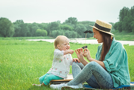 母亲在公园里和女婴玩女儿家庭乐趣女性女孩孩子婴儿教育童话妈妈图片