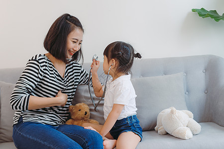 亚洲家庭与女儿玩耍 可爱的女孩与母亲一起使用听诊器进行健康护理/医生职业和职业概念图片