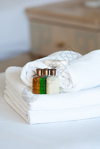 旅馆床上的白色纯毛巾肥皂棉布浴缸假期淋浴套房打扫亚麻服务治疗图片