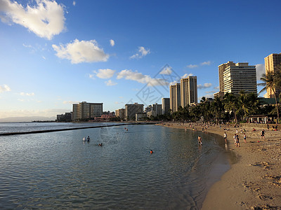 人们在黄昏的Waikiki玩水和海滩游戏图片