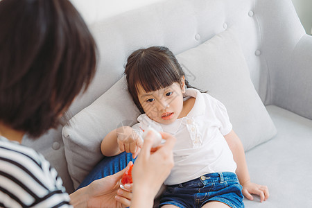 女儿可爱 妈妈在家修指甲做美甲成人化妆品童年幸福女孩母亲孩子闲暇外貌女性图片