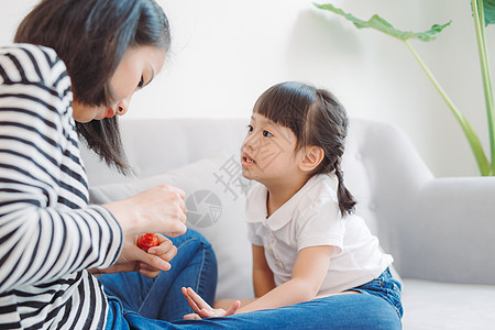 母亲和女儿用油油涂指甲的指甲女士手指童年抛光女孩孩子家庭孩子们治疗妈妈图片