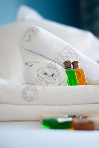 旅馆床上的白色纯毛巾浴缸纺织品套房卫生假期枕头亚麻打扫折叠治疗图片