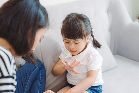 女儿可爱 妈妈卷头 在家修指甲和做美甲幸福女士女性化妆品乐趣童年父母孩子母性女孩图片