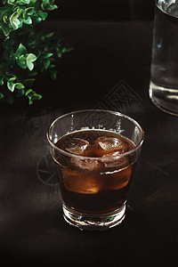 玻璃杯中的冰咖啡或冷泡咖啡棕色桌子立方体芳香白色香气冰镇饮料美食黑色图片