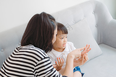 母亲和女儿涂指甲 玩得开心家庭抛光女孩伴侣闲暇美甲卷曲传统灵魂女士背景图片