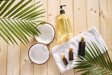 桌上有碎椰子和一瓶油  水疗 护肤 护发和放松概念瓶子浴室药品治疗黄油化妆品平铺草本温泉洗澡图片