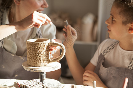 母亲和生子制造波特陶瓷工艺老师童年学习家庭手工创造力闲暇孩子图片